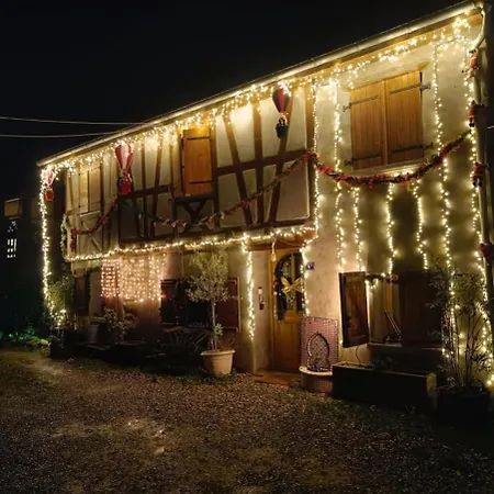 Maison A Colombage Dans Cour Privee Avec Jardin Sur Les Remparts Du Village Holiday home