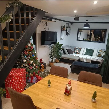 Vakantiehuis Maison A Colombage Dans Cour Privee Avec Jardin Sur Les Remparts Du Village