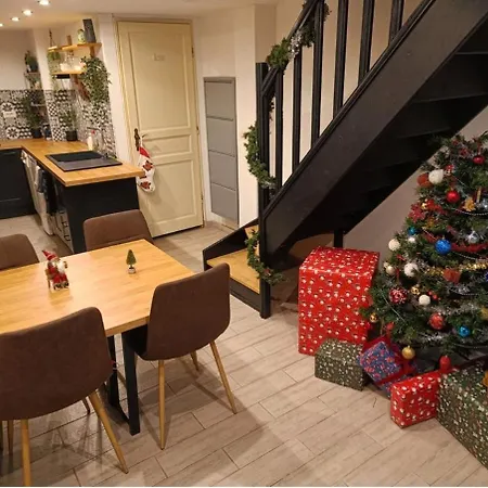 Maison A Colombage Dans Cour Privee Avec Jardin Sur Les Remparts Du Village Holiday home *